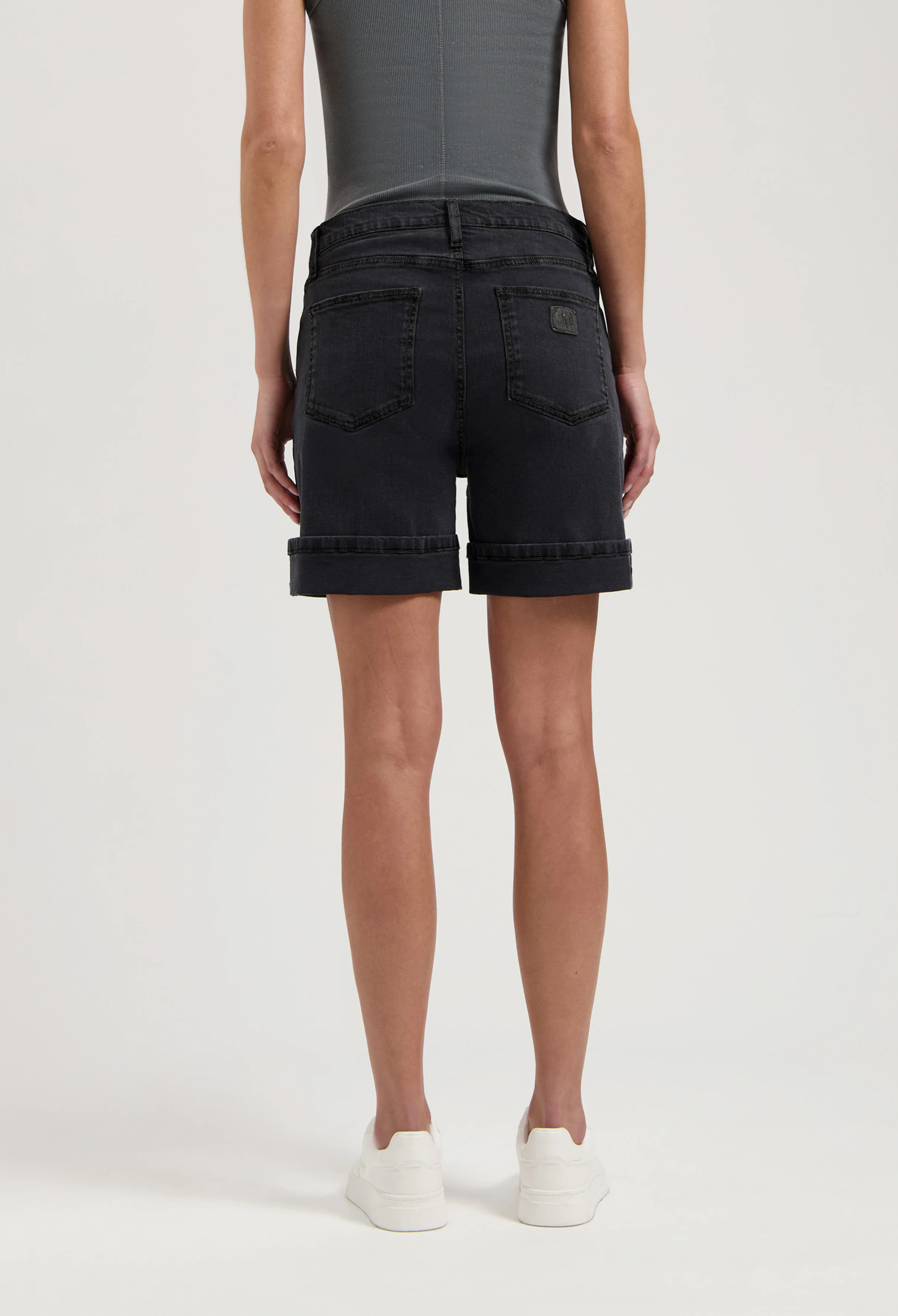 Luna Mid Short - Black Vintage - Image 5