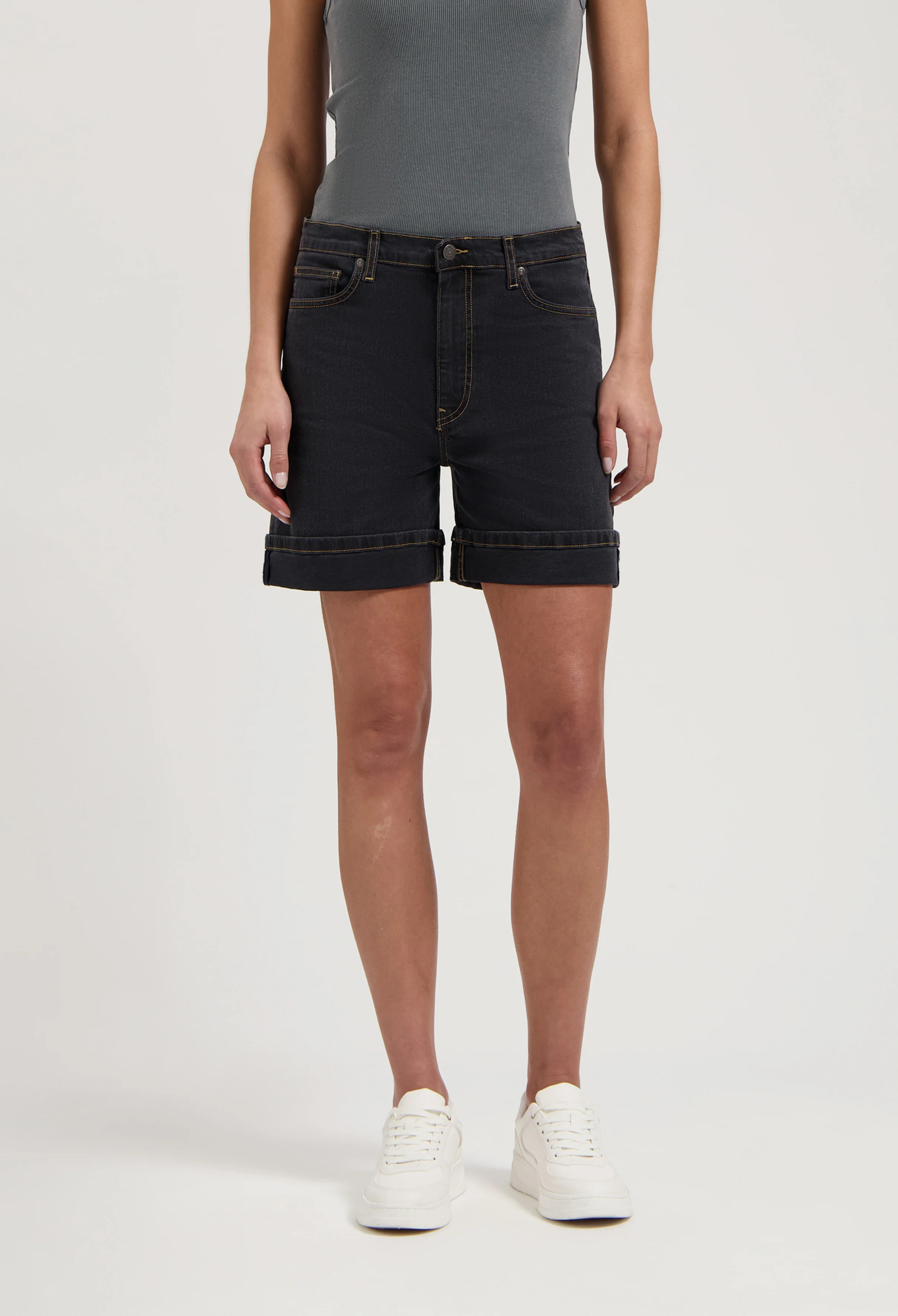 Suzy Mid Short - BlackDip - Image 7
